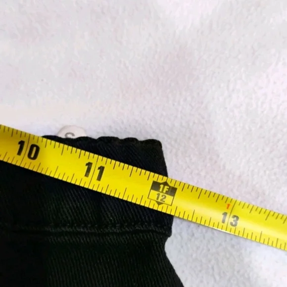 Stylish Women's Black Cargo Shorts - Picture 4 of 5